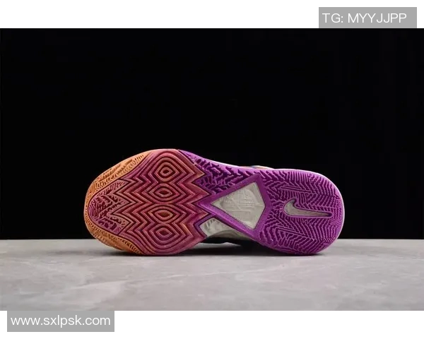 欧文新鞋发布会引发热议踩踏耐克Logo彰显艺术不拘一格